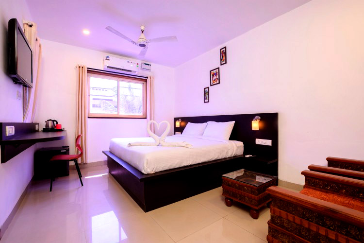 sofa_design_yellow_curtains_interior_design_apartment_room_chair_bed_lamps_pillows_bedroom_style_31471_1920x1080